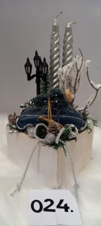 kék autó ezüst gyertyákkal