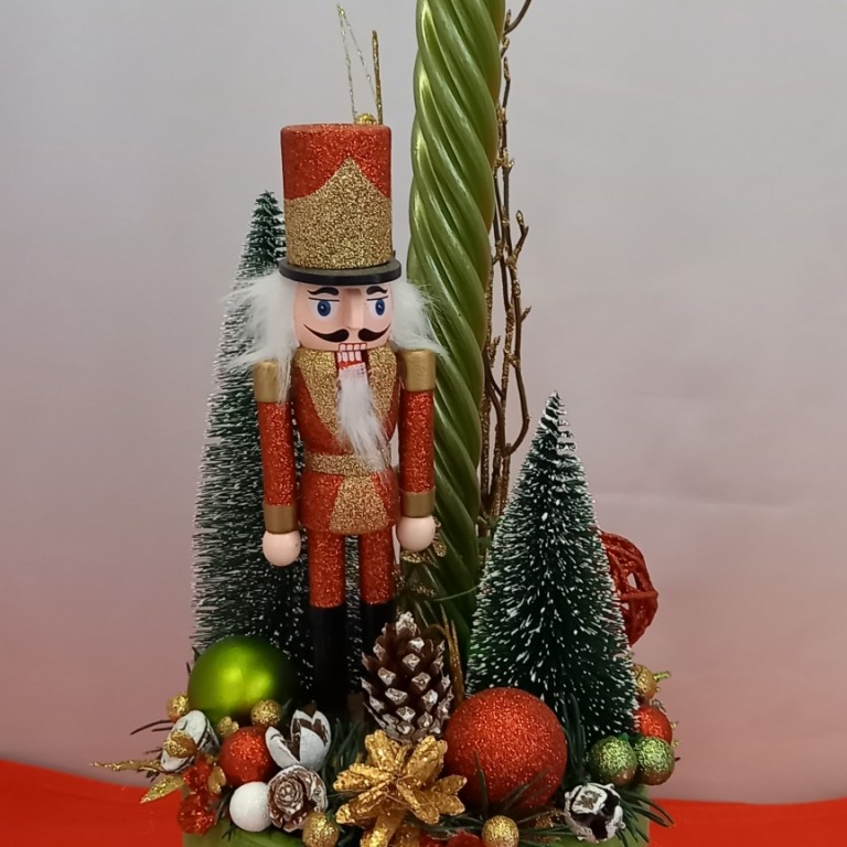 Egy gyertyás diótörős zöld kaspós dísz