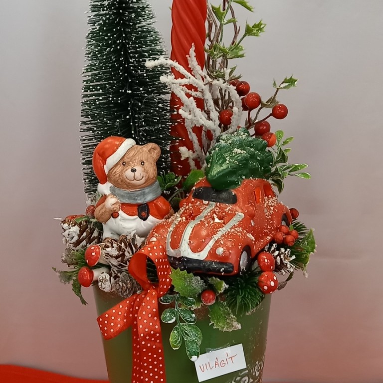 Zöld kaspó macival 