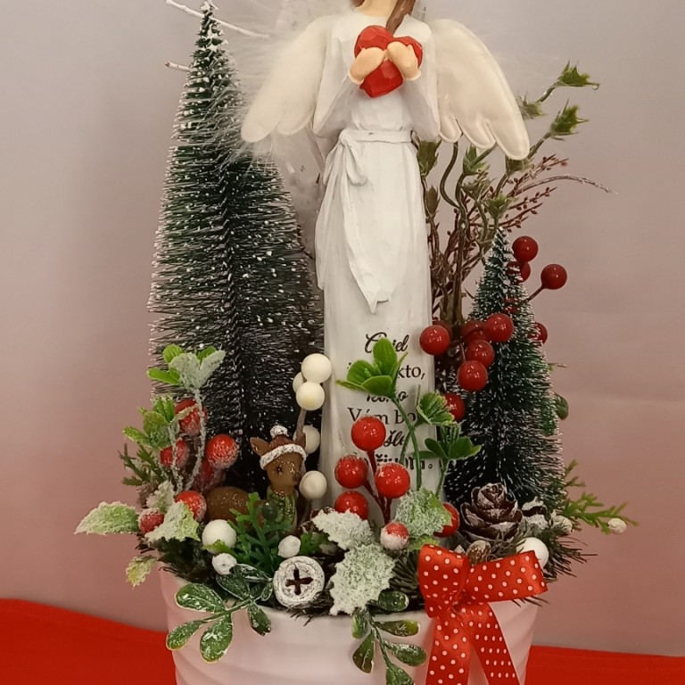 Egy gyertyás angyal őzikével 