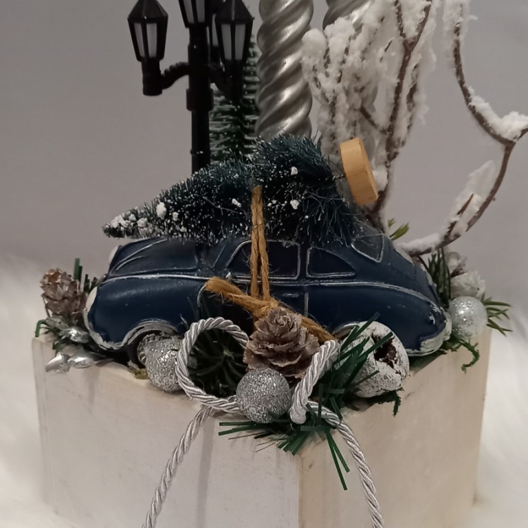 kék autó ezüst gyertyákkal