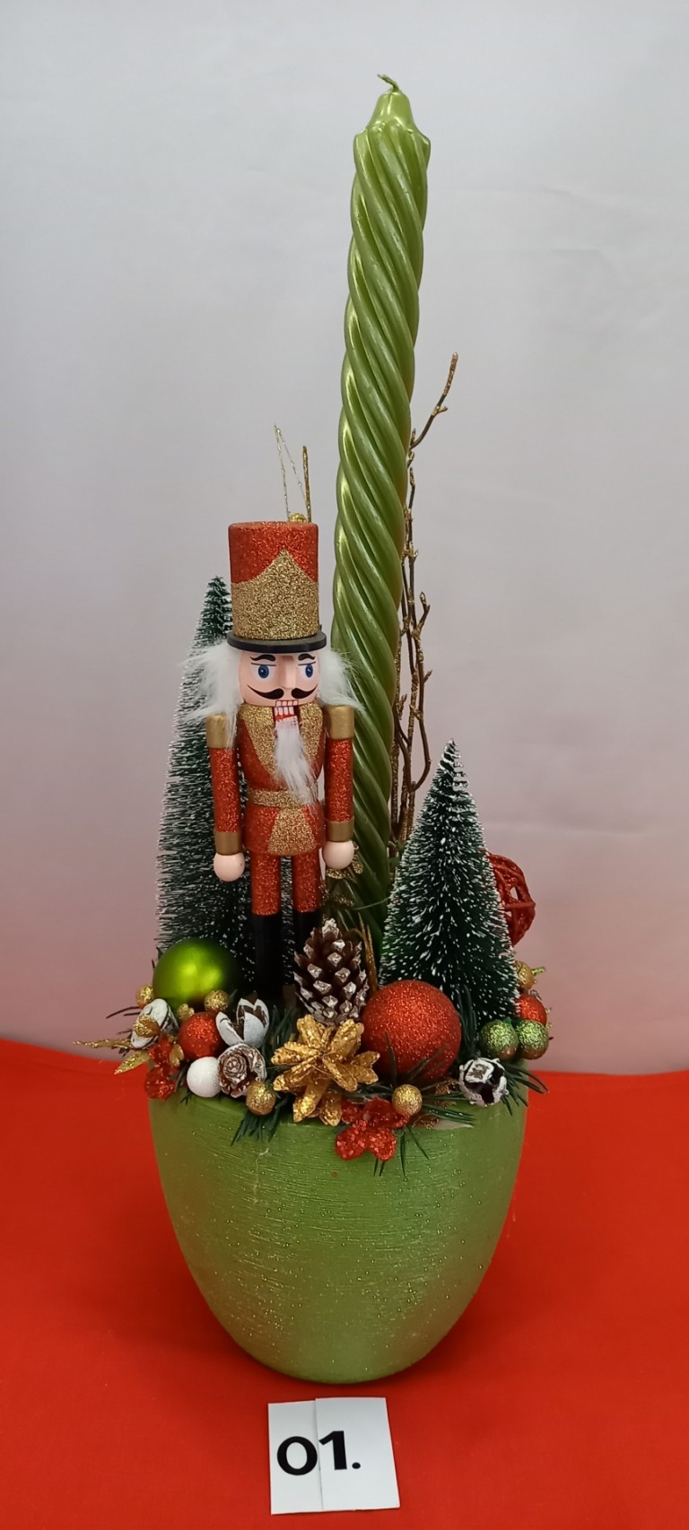 Egy gyertyás diótörős zöld kaspós dísz