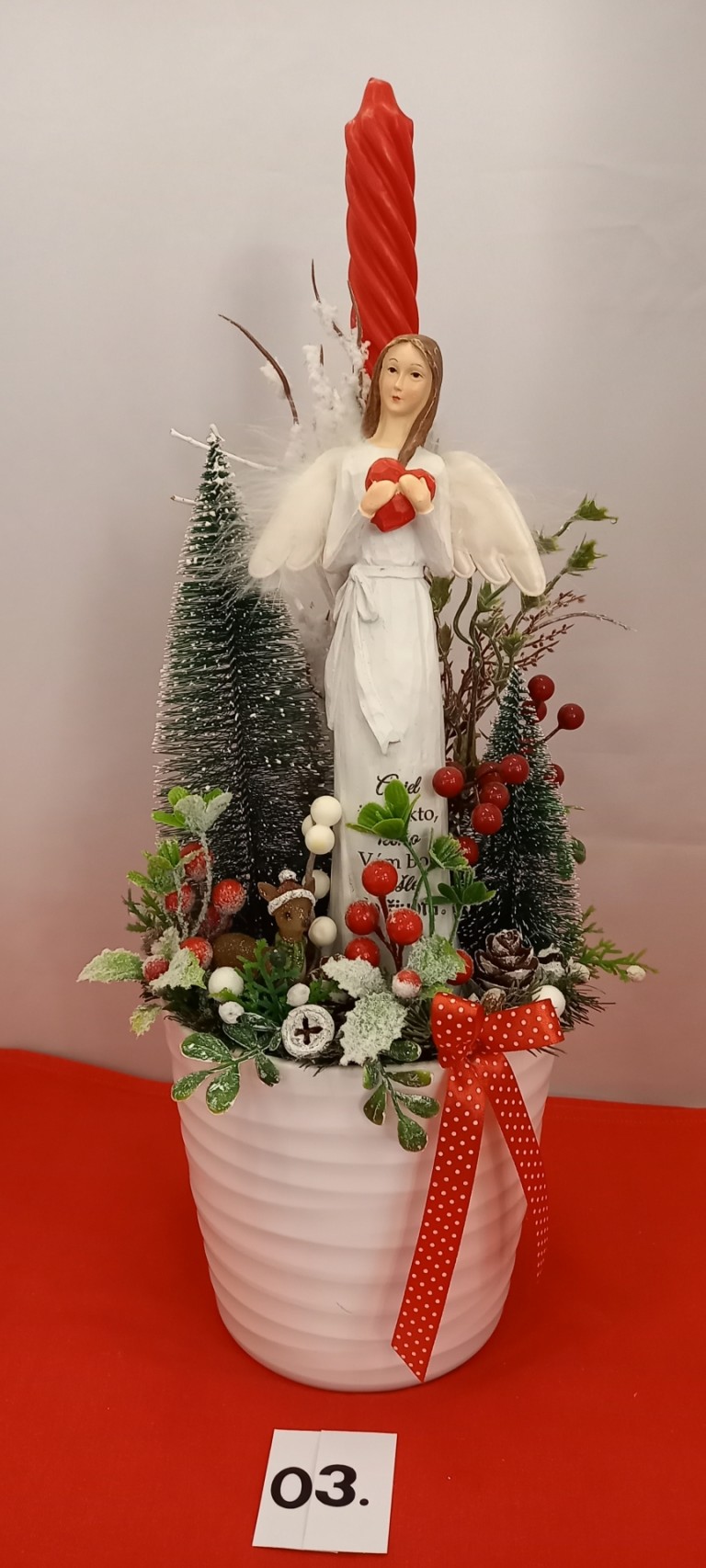 Egy gyertyás angyal őzikével 